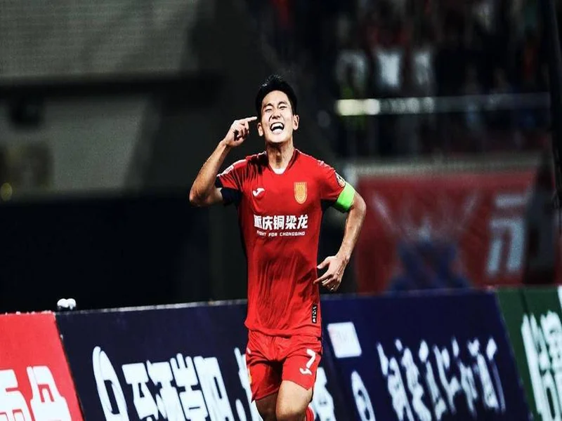 登顶中超！十人铜梁龙2-1三镇5轮不败 杜月徵染红张志雄造两球